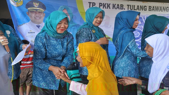 Ny. Devi Fauzi Salami Masyarakat Kec. Gunung Agung