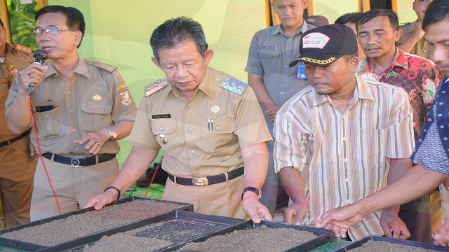 Fauzi Hasan Beri Arahan dan Semai Tanaman