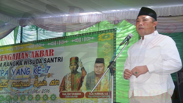 Bupati Tulang Bawang Barat Umar Ahmad,SP memberi Sambutan pada acara Pengajian Akbar Dalam Rangka Wisuda Santri TPA yang Ke -7 Pondok Nurul Qur'an,Dayamurni Bupati Tulang Bawang Barat Umar Ahmad,SP memberi Sambutan pada acara Pengajian Akbar Dalam Rangka Wisuda Santri TPA yang Ke -7 Pondok Nurul Qur'an,Dayamurni