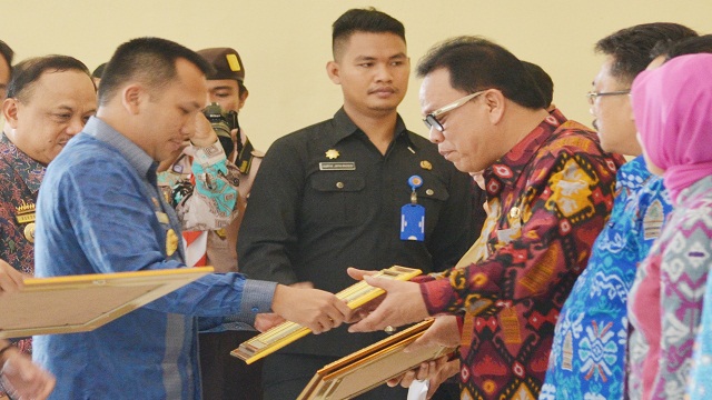 Gubernur Beri Penghargaan Kinerja Bupati Lampura