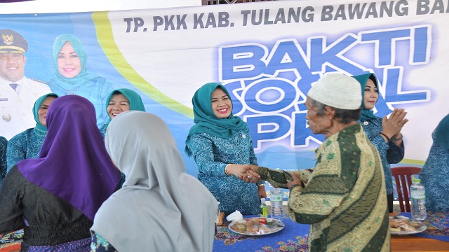 Ketua TP-PKK Tulang Bawang Barat Ny. Kornelia Umar menyalami masyarakat disela-sela acara Bhakti Sosial di Kecamatan Way Kenanga.