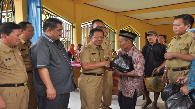 Fauzi Hasan Berikan Sembako Lansia di Pasar Murah