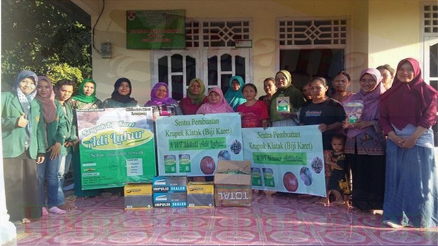 Mahasiswa Unila Sulap Biji Karet Mesuji Jadi Kerupuk