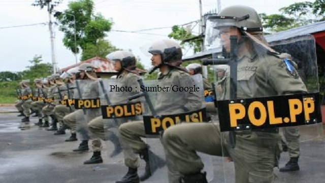 Pol PP Segel Toko-Toko di Lampung Tengah