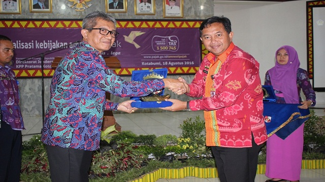 Wabup Terima Cinderamata KPP Kota Bumi