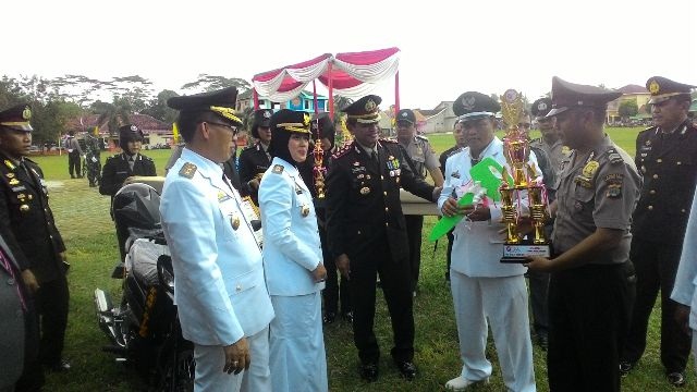 HUT RI Chusunia Chalim Sematkan Satya Lencana Karya Satya