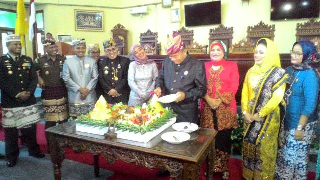 Potong Tumpeng Peringati Hut DPRD Ke-17 Lamtim