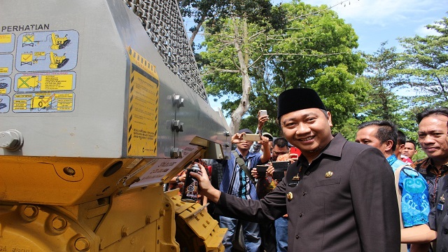 Bupati Serah Terima pinjam pakai 1 unit buldoser