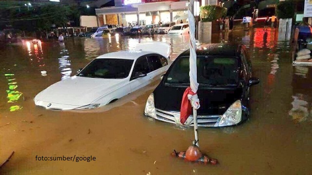 Banjir di Kemang Sebabkan Tembok Warga Jebol