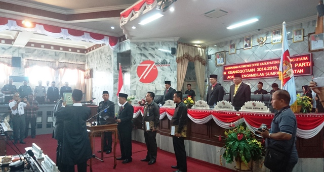 Ketua DPRD Lampura Melantik Satu Anggota Dewan Baru