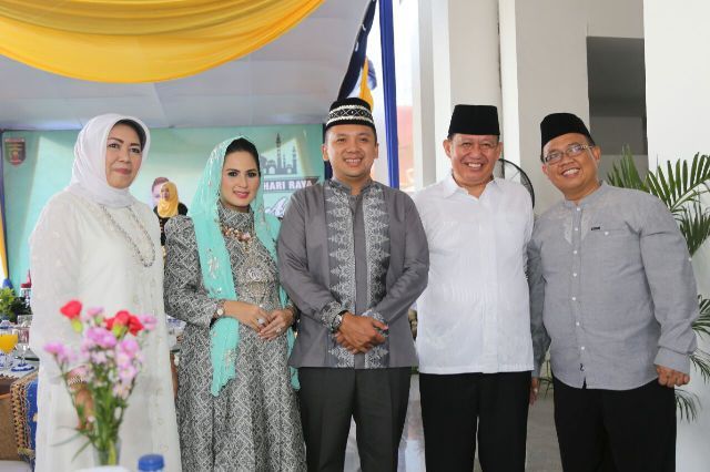 GUBERNUR SHALAT IED BERSAMA MASYARAKAT DI LAPANGAN SABURAI GUBERNUR SHALAT IED BERSAMA MASYARAKAT DI LAPANGAN SABURAI