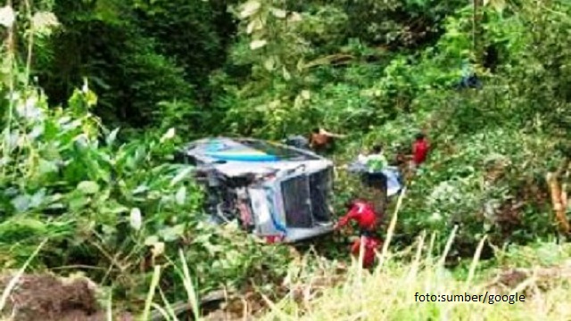 Bus Mahasiswa Unimed Terperosok Jurang