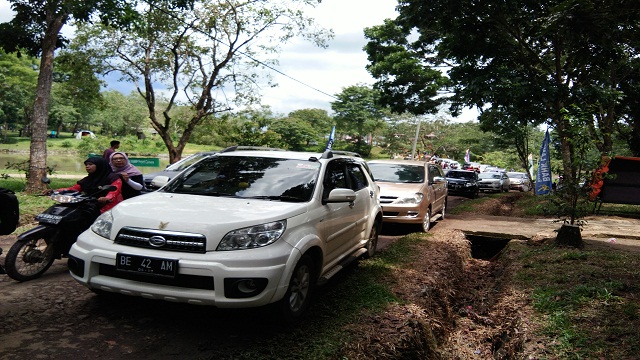 Pengunjung Membludak, Akses Jalan TNWK Lumpuh Total