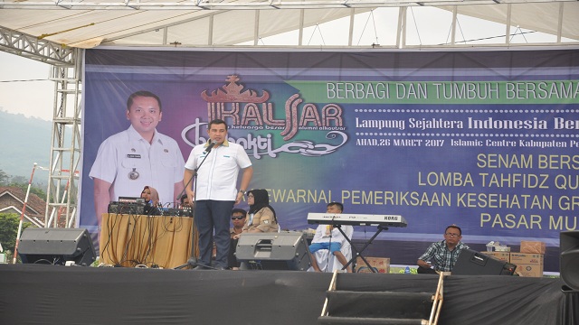 IKA Smalsar Berbakti Pemprov Bagikan Ratusan Paket dan Dua Mobil Bantuan DiPesawaran