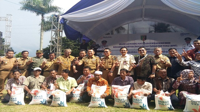 Gubernur Hadiri Peluncuran Penyerahan Perdana Beras Keluarga Sejahtera Di Lampung Timur