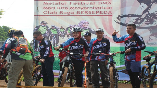 Chusnunia Chalim : Kita Masyarakatkan Olahraga Bersepeda Melalui Festival BMX