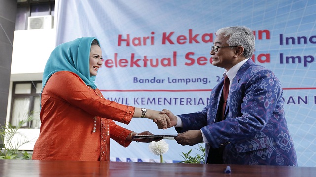 Aprilani Yustin Ficardo Terima Penghargaan Tokoh Wanita Penggiat Intelektual Di Lampung