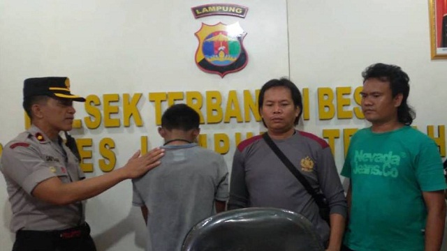 Tidak Terima Putranya Ditangkap Seorang Ibu Menangis Histeris
