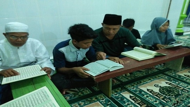 Bangun Semangat Baca Al-quran, Mustafa Ngaji Bareng Anak-anak
