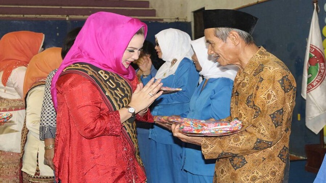 HUT IGTKI-PGRI, Bunda Paud Provinsi Lampung Berikan Penghargaan Kepada 18 Guru Senior