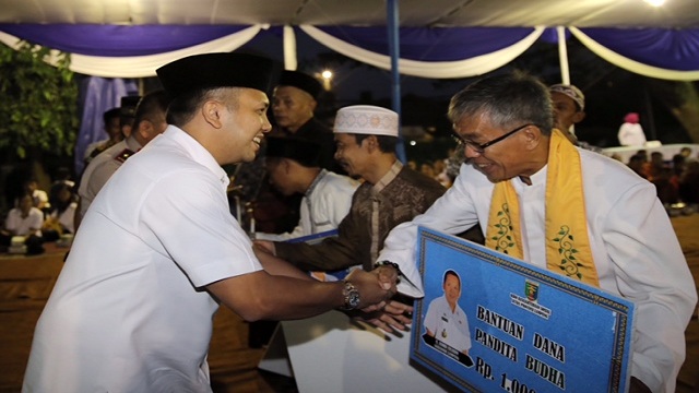 Gubernur Lampung Serahkan Dana Insentif Umat Beragama Lampung