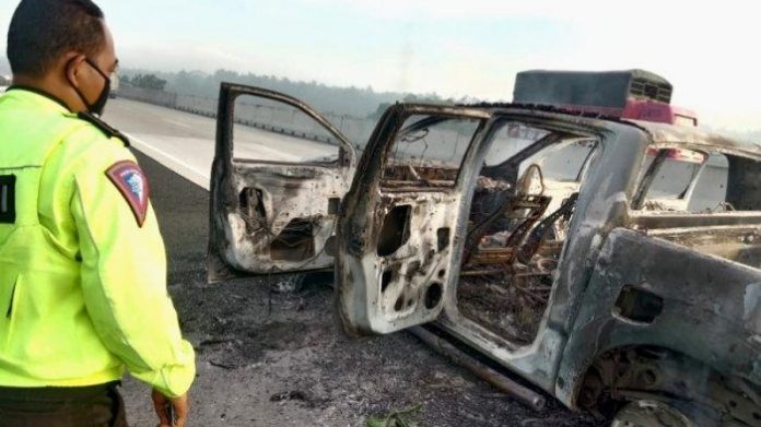 kecelakaan-di-tol-lampung-km-32a-mobil-ford-ranger-hangus-terbakar-tidak-ada-korban-jiwa