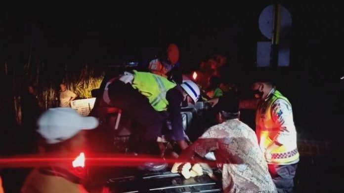 pengendara-motor-tertabrak-kereta-api