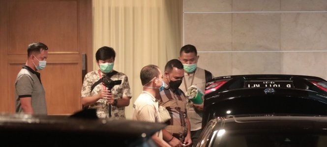 penyidik-kpk-geledah-rumah-azis-syamsuddin_20210428_221958