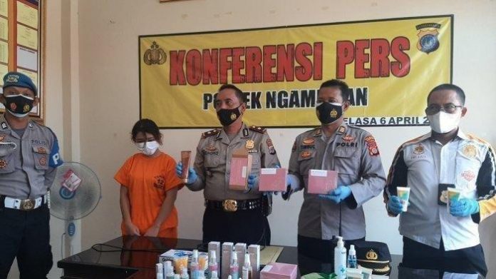 ilustrasi-akp-timbul-sasana-raharja-dua-dari-kanan-saat-ekpose-pelaku-penipuan-kosmetik-palsu