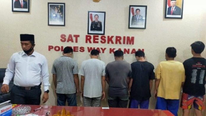 kedapatan-bawa-senpi-dan-sajam-6-orang-diamankan-polres-way-kanan