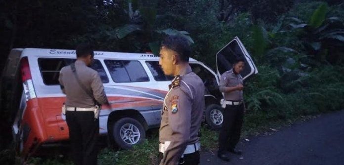 mobil-elf-terperosok-di-hutan