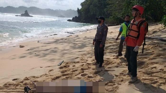 wisatawan-tewas-di-pantai-banyu-meneng