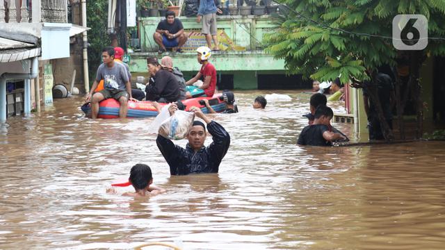 079120000_1577866352-20200101-Ciliwung-Meluap_-Banjir-Rendam-Kawasan-Rawajati-6