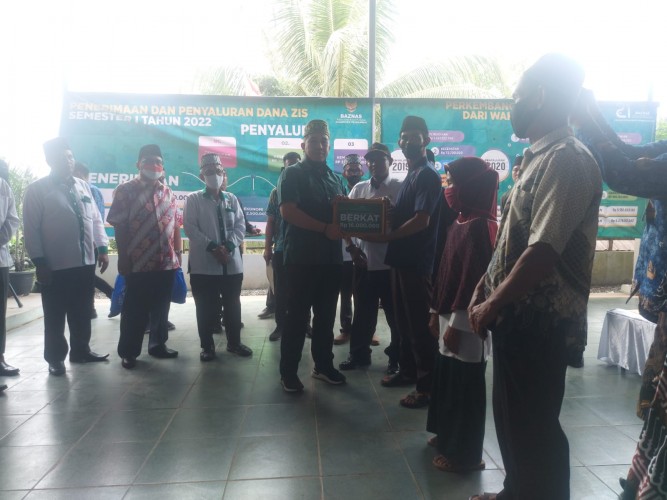 baznas-serahkan-bantuan-ke-mustahiq-di-pesawaran