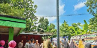 Kapolres Pringsewu Melaksanakan Takziah Kerumah Anggotanya Di Tanjung Likut