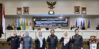 Wagub Lampung Menyerahkan Dokumen Raperda Tentang Pertanggung Jawaban Pelaksanaan APBD Prov. Lampung Tahun Anggaran 2022