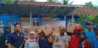 PT Tirta Investama Aqua Memberikan Bantuan Air Mineral Kepada Korban Banjir Di Kec. Semaka, Tanggamus
