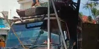 Truck Sampah Milik Pemkot Bandar Lampung Menabrak Pagar Warga