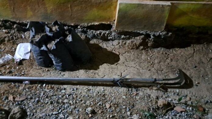 Barang-bukti-egrek-yang-dipakai-pelaku-mencuri-sawit-dari-pohonnya