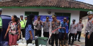 Polres Pringsewu Menyalurkan Bantuan Air Bersih kepada Warga Yang Terdampak Musim Kemarau