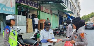 Polwan Pringsewu Lakukan Patroli Dialogi Sembari Membagiakan Makanan Kepada Masyarakat