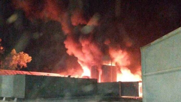 Kebakaran-di-pabrik-pengolahan-oli-bekas-di-tanjung-bintang