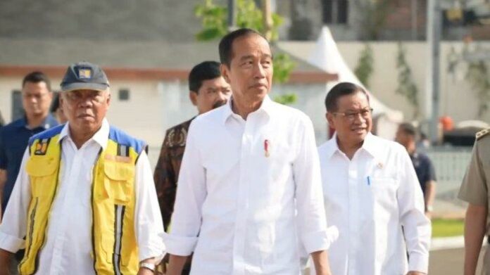 Live-Jokowi-ke-Lampung-Cek-Perbaikan-Jalan-Rusak