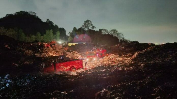 Petugas-Damkarmat-Bandar-Lampung-berjibaku-menjinakkan-api-di-TPA-Bakung