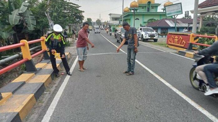 Polisi-tengan-melakukan-identifikasi