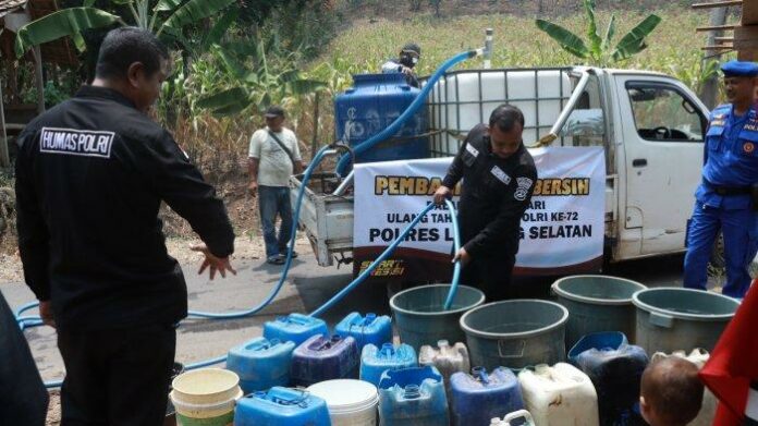 Polres-Lampung-Selatan-bagikan-air-bersih