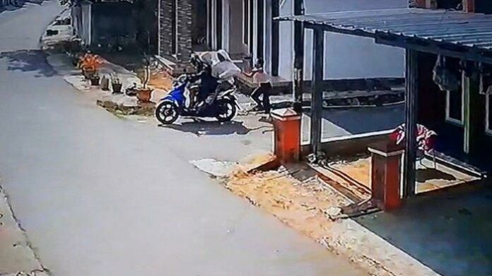 Tangkap-layar-bocah-menggagalkan-aksi-penjambretan