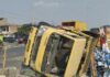 Dihantam Oleh Truck Rem Blong, Satu Truck Bermuatan Kaca Terguling