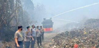 Unit Mobil Water Conon Turut Membantu Padamkan Api Di TPA Bakung