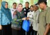 Ketua TP-PKK Tubaba Menyerahkan Paket Sembako Secara Simbolis Kepada Masyarakat